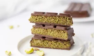 Chocolats fourrés aux pistaches, une recette gourmande inspirée de Dubaï. Des carrés de chocolat noir renfermant une garniture verte et croquante.
