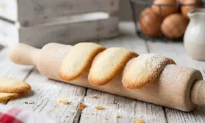 Délicieuses langues de chat saupoudrées de sucre glace, prêtes à être dégustées. Une recette facile pour un goûter parfait.