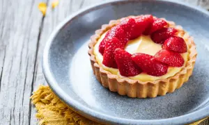 Tarte aux fraises sur pâte brisée, garnie d'une crème pâtissière onctueuse et de fraises fraîches. Un délice !