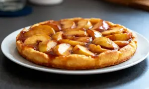 Une délicieuse tarte tatin aux pommes caramélisées, prête à être dégustée. Parfait pour une recette gourmande.
