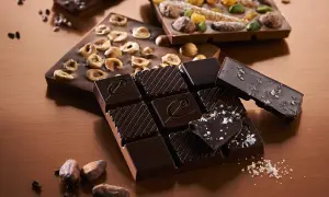 Tablettes de chocolat noir artisanal, aux noisettes, aux fruits confits et au sel. Une invitation à découvrir comment faire du chocolat noir.