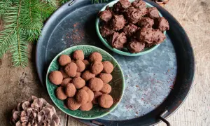 Deux assiettes de truffes au chocolat, certaines enrobées de cacao, d'autres de chocolat fondu. Parfait pour une recette des truffes au chocolat festive.