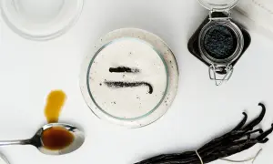 Sucre blanc avec des gousses de vanille et une cuillère de vanille liquide. Idéal pour remplacer gousse de vanille par sucre vanillé.