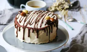 Gâteau génoise chocolat, nappage blanc, coulures de chocolat et œufs en chocolat. Un délice pour les yeux et les papilles.