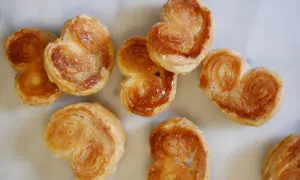 Délicieux palmiers maison, croustillants et caramélisés, parfaits pour accompagner un café. Une recette facile à réaliser.