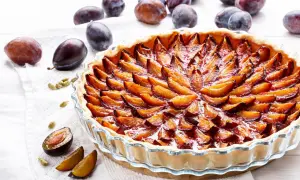 Tarte aux quetsches allemande, une pâtisserie gourmande aux prunes juteuses disposées en rosace sur une pâte dorée.