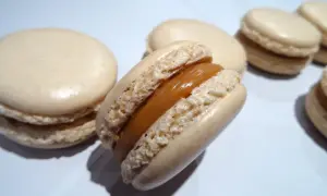 Macarons à la ganache caramel beurre salé, une gourmandise qui fond en bouche.