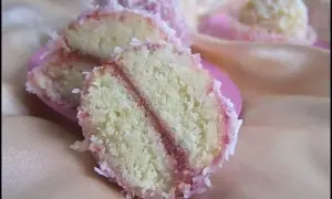 Délicieuses boules de coco orientales fondantes, garnies de confiture et enrobées de noix de coco râpée. Une recette gourmande à partager.