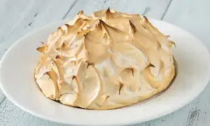 Meringue dorée et aérienne, prête à être servie sur une omelette norvégienne. Un délice visuel et gustatif.