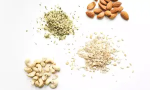 Amandes, flocons d'avoine, noix de cajou et graines de chanvre : des options pour remplacer les amandes dans vos recettes.