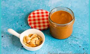 Un pot de beurre de cacahuète maison, prêt à être dégusté. Une idée pour votre prochaine recette beurre de cacahuète.