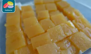 Des carrés de pâte de fruit dorée, prêts à finir de faire sécher au four. Un délice artisanal.