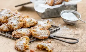 Délicieux cookies aux fruits secs, saupoudrés de sucre glace, sur une grille de refroidissement.