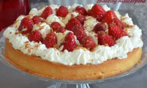 Délicieuse tarte aux fraises chantilly, garnie de fruits rouges frais et de crème onctueuse, saupoudrée de miettes croustillantes.