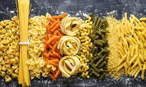 Assortiment de pâtes : spaghetti, farfalle, fusilli, tagliatelles, penne. Idéal pour la levure instantanée utilisation dans vos recettes.