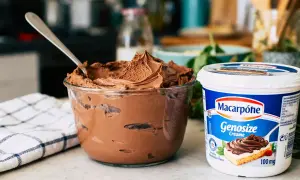 Un bol de ganache chocolat mascarpone onctueuse, prêt à être dégusté. À côté, un pot de mascarpone Genosize.