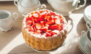 Gâteau aux fraises, une délicieuse recette de biscuit cuillère garnie de fruits rouges frais et saupoudrée de sucre glace.