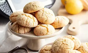 Des sablés au citron craquelés, dorés et appétissants, prêts à être dégustés.