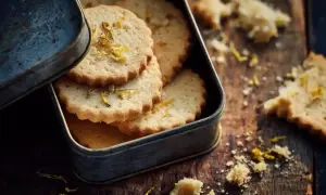 Délicieux sablés moelleux à la citronnelle, parfaits pour accompagner votre café. Une recette facile à réaliser pour un goûter gourmand.