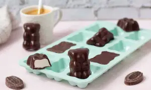 Délicieux oursons en guimauve recette, enrobés de chocolat noir, prêts à être dégustés. Une gourmandise maison.