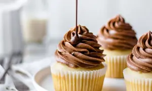 Un délicieux cupcake garni d'une ganache montée chocolat onctueuse, avec un filet de chocolat coulant.