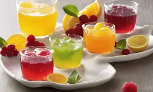 Jolis verres de gelées fruitées aux couleurs vives, parfaits pour des recettes pâtes de fruits fait maison. Framboises et agrumes apportent une touche fraîche.