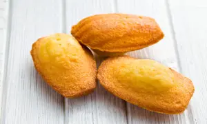 Trois madeleines dorées et moelleuses, parfaites pour une recette facile.