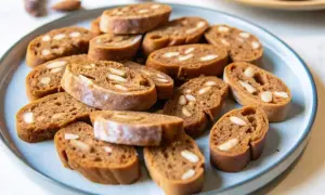 Assiette de croquant aux amandes, biscuits fins et croustillants parsemés de morceaux d'amandes.