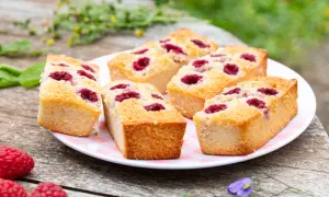Délicieux financiers framboise sur une assiette, prêts à être dégustés. Une recette simple et gourmande.