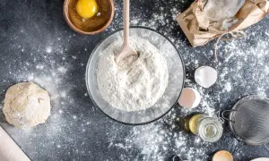 Préparation d'une recette avec de la farine T80, c'est quoi ? Œuf, pâte, lait, huile, tamis, tout est prêt pour le pain.