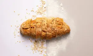 Pain de campagne tranché, parsemé de flocons d'avoine et de farine. Une idée pour par quoi remplacer la farine de seigle.