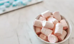 Un bol de guimauves roses, parfait pour apprendre comment faire de la guimauve maison.