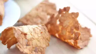 Délicieuses tuiles aux amandes, fines et croustillantes, prêtes à être dégustées.