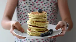 Pile de pancakes moelleux, parfaits pour une recette pancakes rapide. Garnis de myrtilles fraîches, ils invitent à la gourmandise.