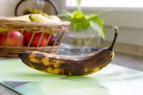Une banane trop mûre, parfaite pour faire des muffins ou un pain aux bananes.