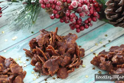 Délicieuses bouchées de recette corn flakes chocolat, parsemées d'étoiles dorées. Parfaites pour les fêtes !