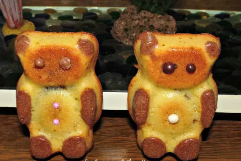 Deux oursons en gâteau, parfaits pour une recette ourson chocolat. Ils ont des yeux en chocolat et des boutons roses ou blancs.