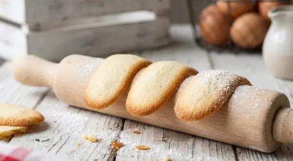 Délicieuses langues de chat saupoudrées de sucre glace, prêtes à être dégustées. Une recette facile pour un goûter parfait.