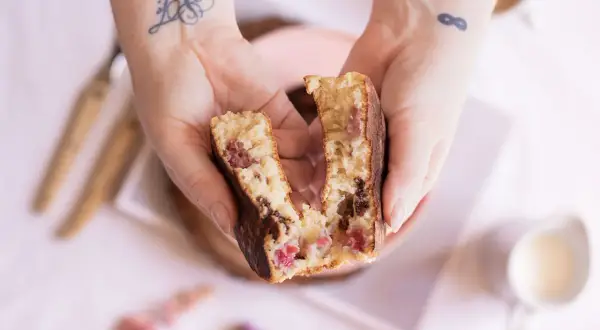 Délicieux pancakes moelleux aux fruits rouges, un délice pour le petit-déjeuner.