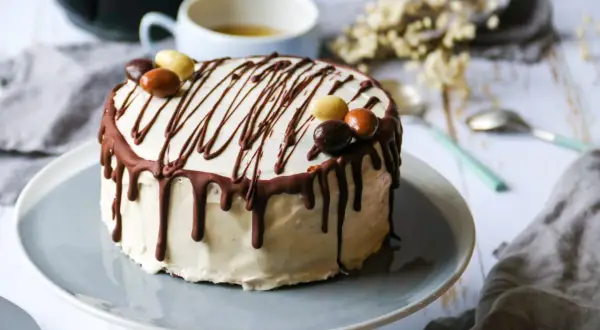 Gâteau génoise chocolat, nappage blanc, coulures de chocolat et œufs en chocolat. Un délice pour les yeux et les papilles.