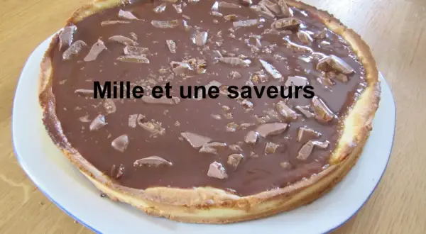 Une délicieuse tarte aux daims, recouverte d'un glaçage au chocolat et parsemée de morceaux de caramel croquant. Un vrai régal pour les gourmands !
