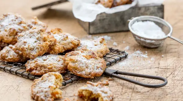 Délicieux cookies aux fruits secs, saupoudrés de sucre glace, sur une grille de refroidissement.