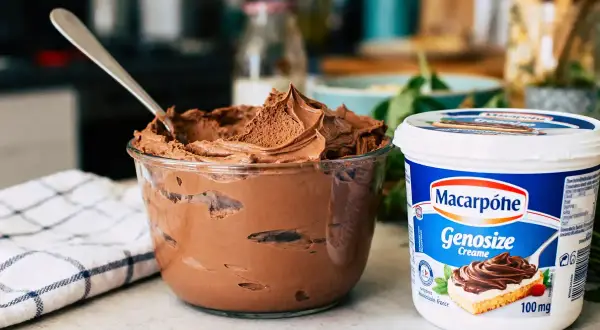 Un bol de ganache chocolat mascarpone onctueuse, prêt à être dégusté. À côté, un pot de mascarpone Genosize.