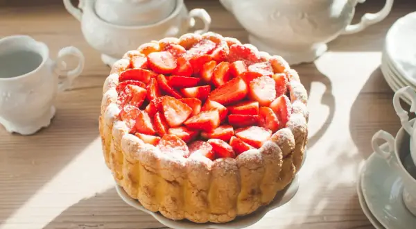 Gâteau aux fraises, une délicieuse recette de biscuit cuillère garnie de fruits rouges frais et saupoudrée de sucre glace.