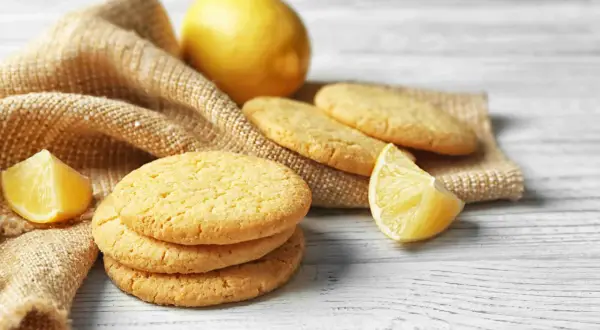 Biscuits citronnés sur toile de jute. Une idée pour que faire avec 3 jaunes d'oeufs recette sucrée.