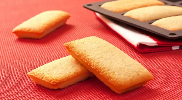 Financiers dorés, prêts à être dégustés. Une recette financier familial qui fait le bonheur de tous.
