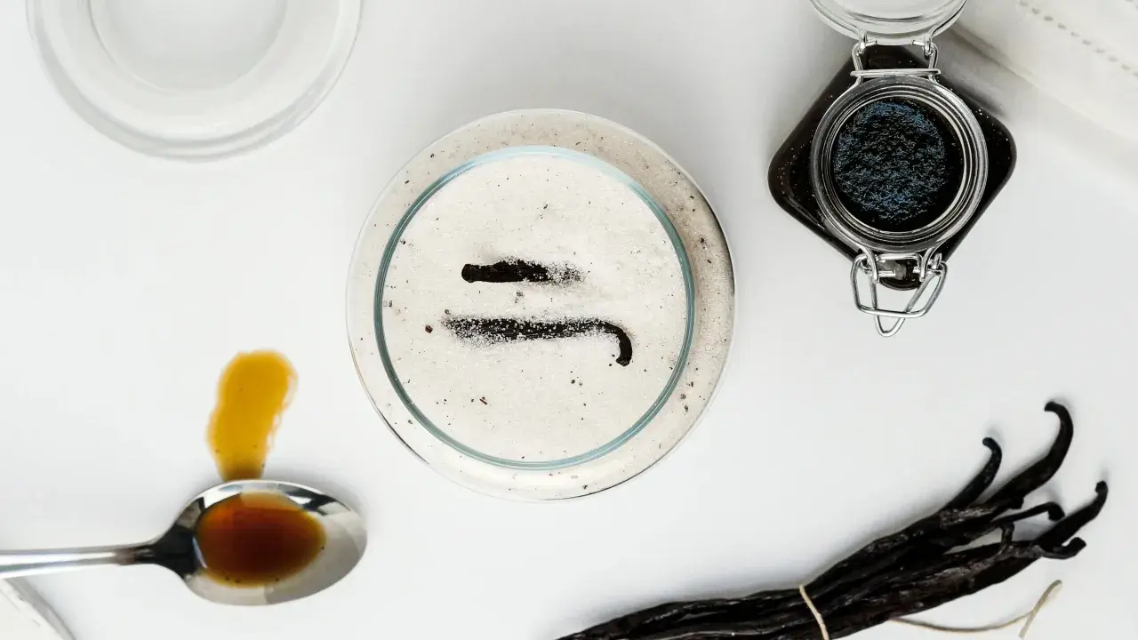 Sucre blanc avec des gousses de vanille et une cuillère de vanille liquide. Idéal pour remplacer gousse de vanille par sucre vanillé.