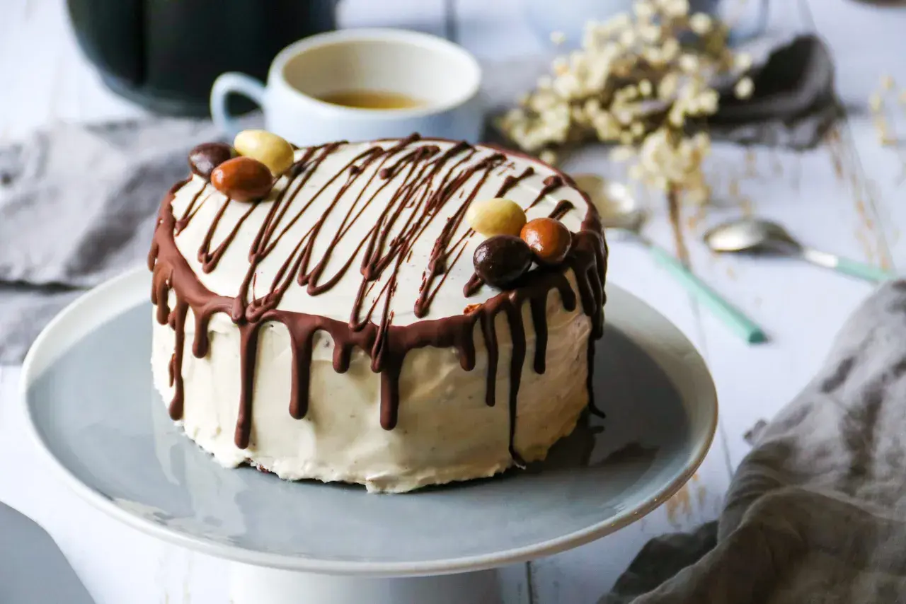 Gâteau génoise chocolat, nappage blanc, coulures de chocolat et œufs en chocolat. Un délice pour les yeux et les papilles.