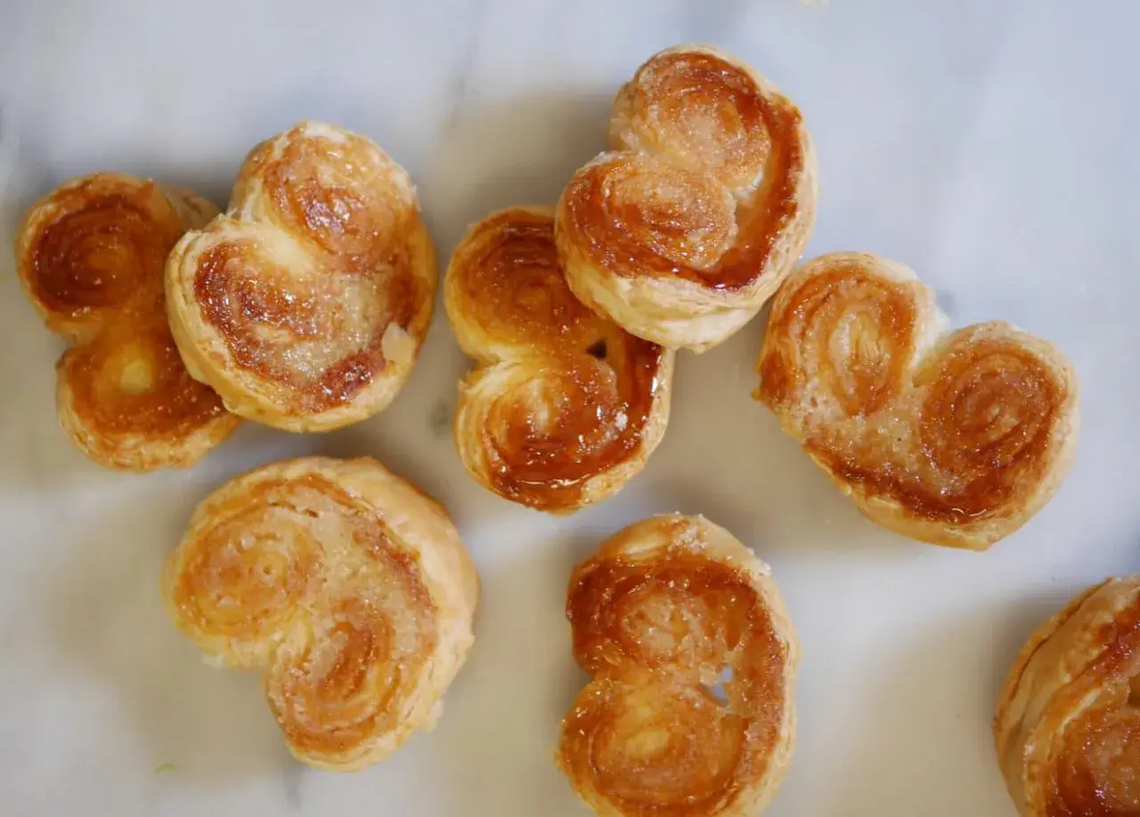Délicieux palmiers maison, croustillants et caramélisés, parfaits pour accompagner un café. Une recette facile à réaliser.