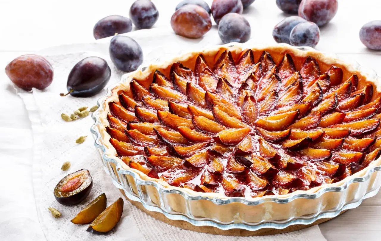 Tarte aux quetsches allemande, une pâtisserie gourmande aux prunes juteuses disposées en rosace sur une pâte dorée.